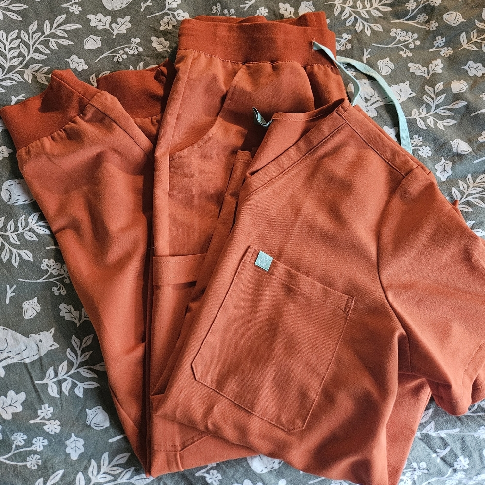 Garde Malade Orange Scrub Set